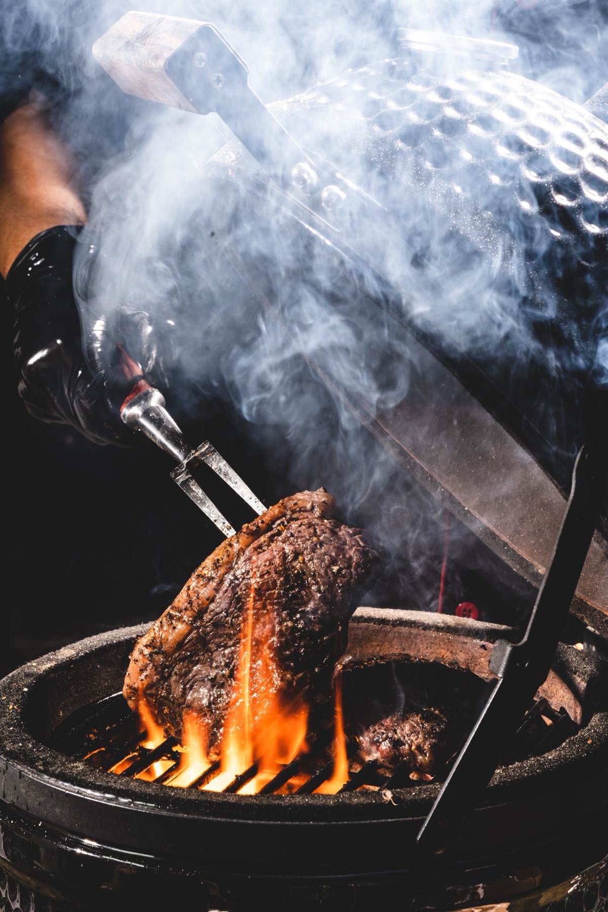 Fleisch auf dem Grill über offener Flamme