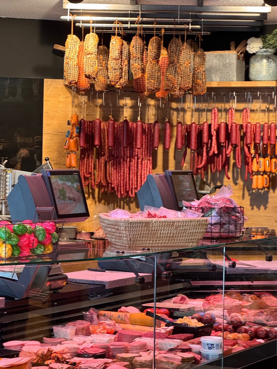 Wursttheke der Fleischerei Herres